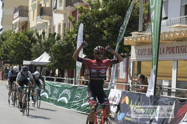 Aurelio Domínguez, ciclista utrerano, nuevo campeón de Andalucía en ruta Master-30