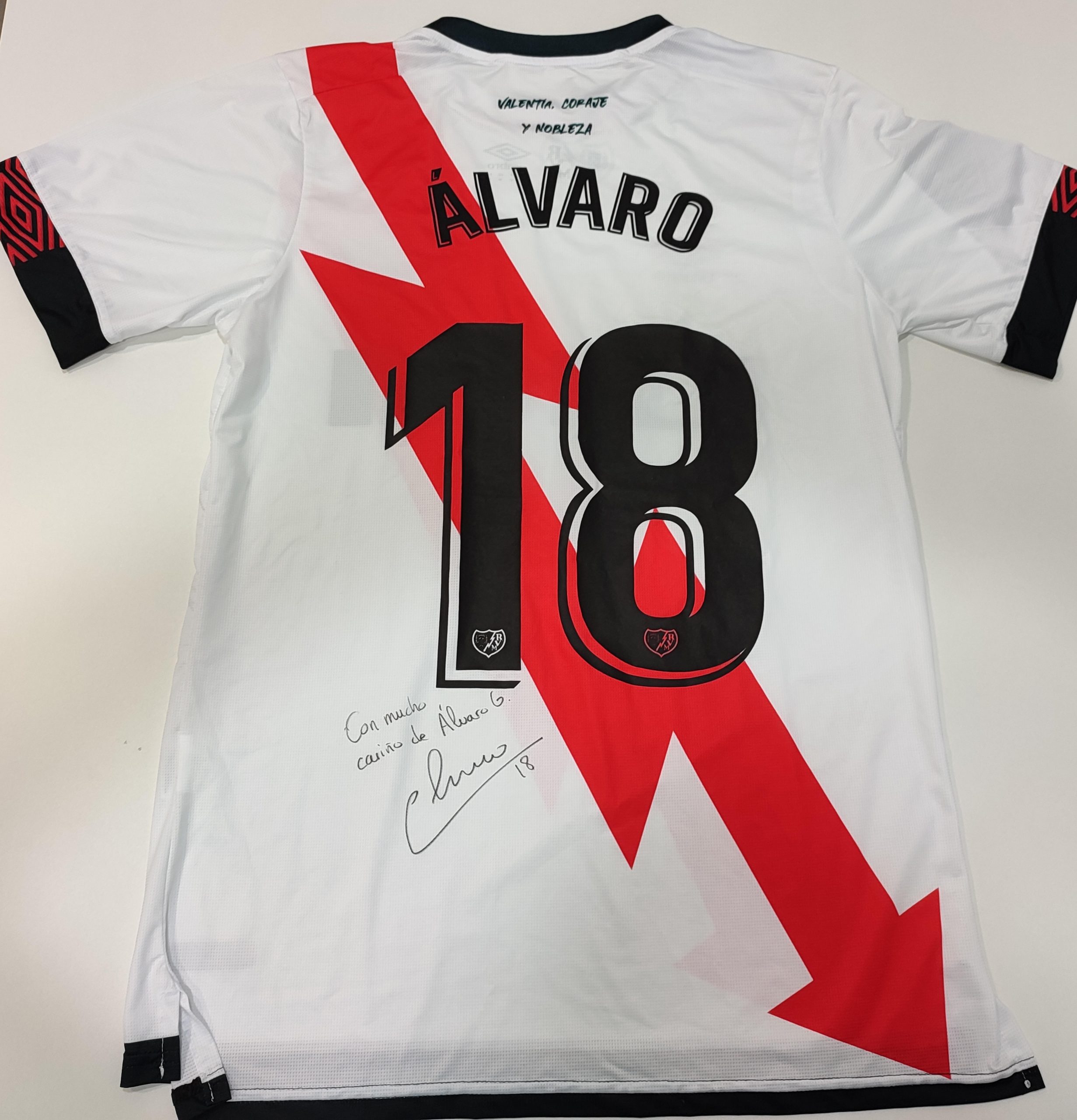 Álvaro García subasta una camiseta firmada con fines benéficos