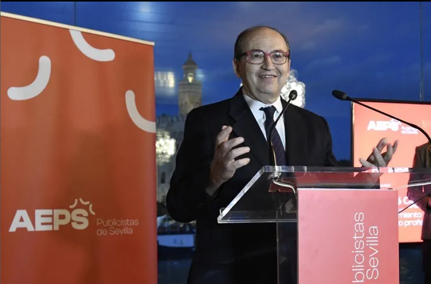El utrerano Pepe Castro galardonado por su trayectoria profesional y liderazgo por la Asociación de empresarios de publicidad