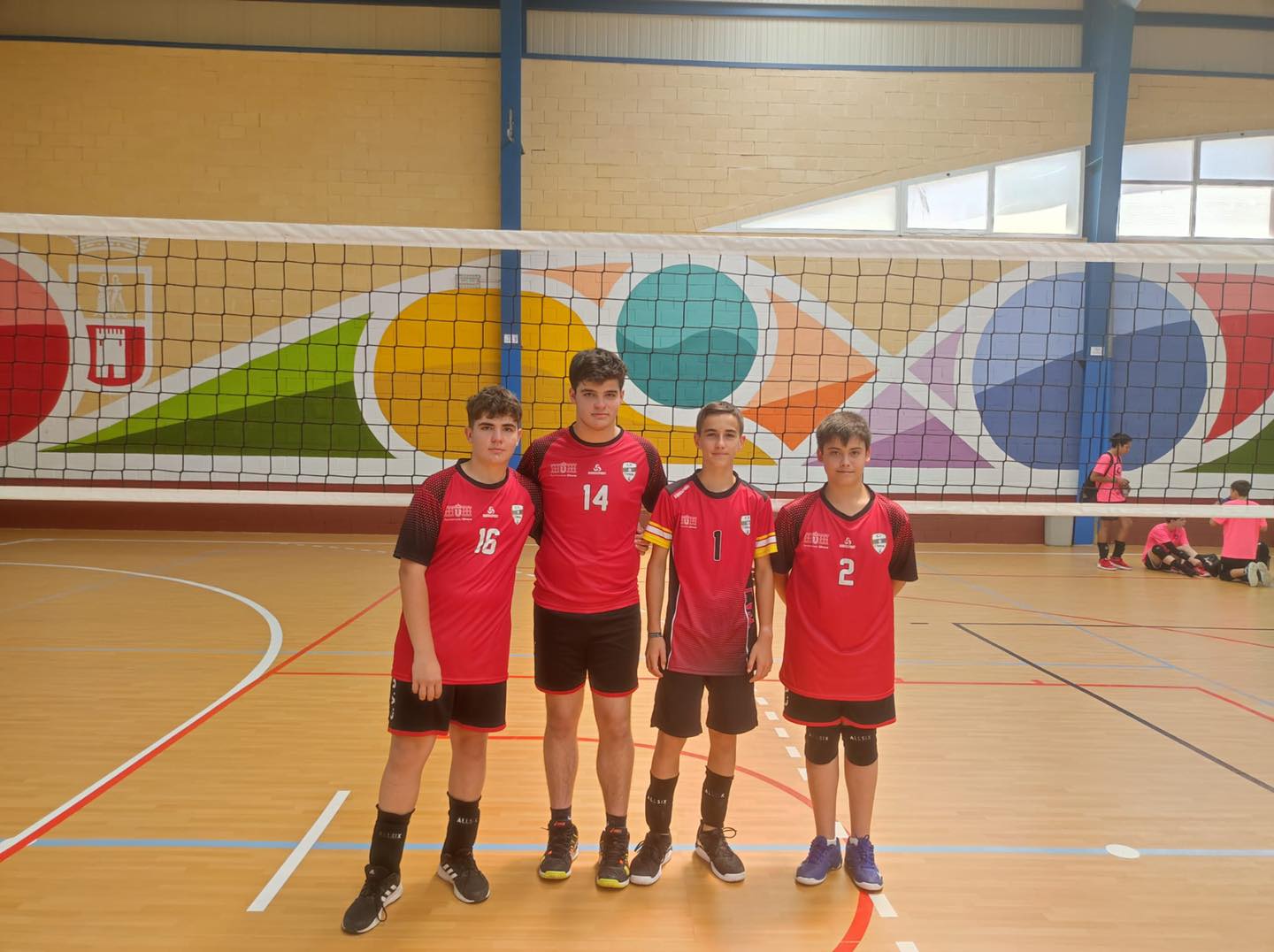 Jugadores del Club Voleibol de Utrera acuden a la concentración de la Selección sevillana infantil