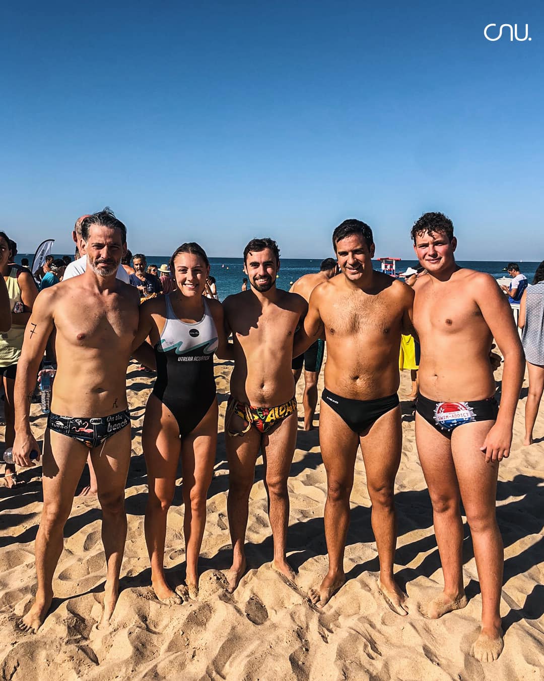 El club de natación de Utrera participa en la tradicional XXVI Travesía a Nado La Costilla, en la Playa de la Costilla en Rota