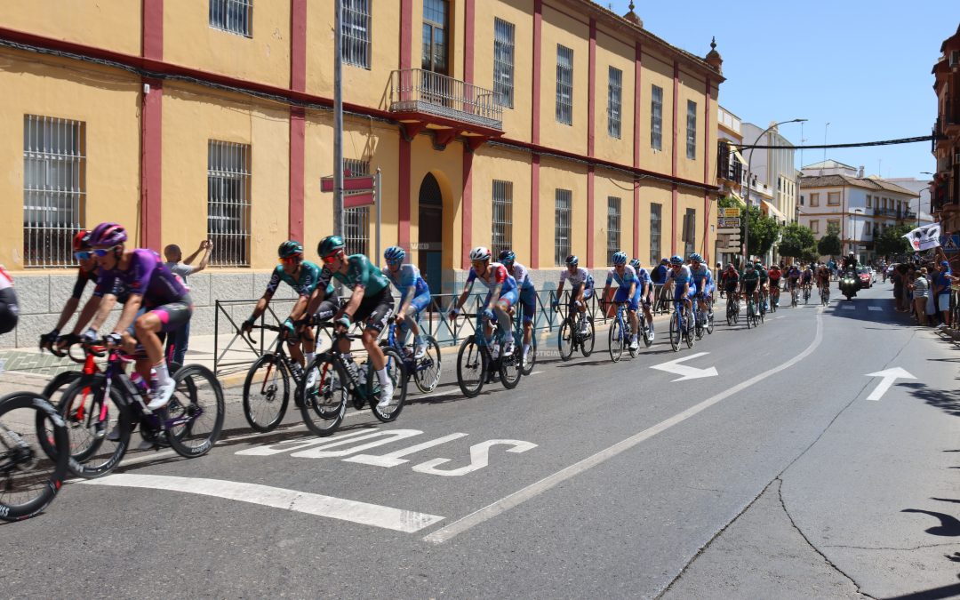 Gran afluencia de público y expectación en las calles de Utrera con el paso de la Vuelta Ciclista a España por la localidad