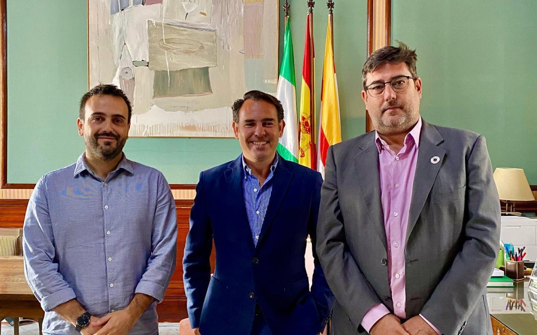 El jinete utrerano, Antonio Cejudo, visita al alcalde de Utrera y al delegado de deportes en el ayuntamiento