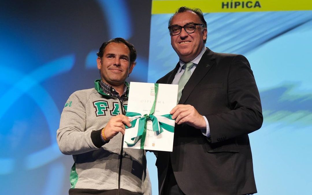 El jinete utrerano, Antonio Cejudo, recibe el premio del Plan Andalucía Olímpica para apoyar el deporte