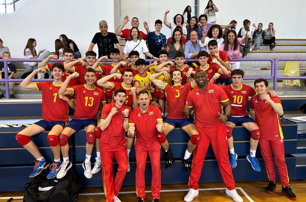 El técnico utrerano de voleibol Ángel Ocaña y su equipo de la selección sub17 consiguen la clasificación para el europeo