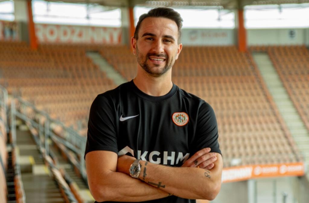 El futbolista utrerano Juan Muñoz se marcha del Zagłębie Lubin tras una temporada