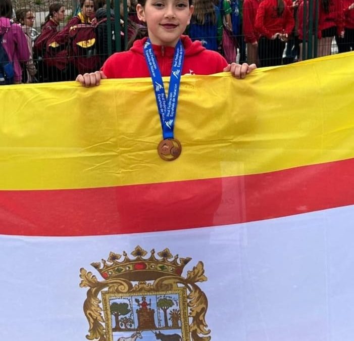 La joven nadadora artística utrerana Claudia Bascón logra el bronce en la Campeonato de España