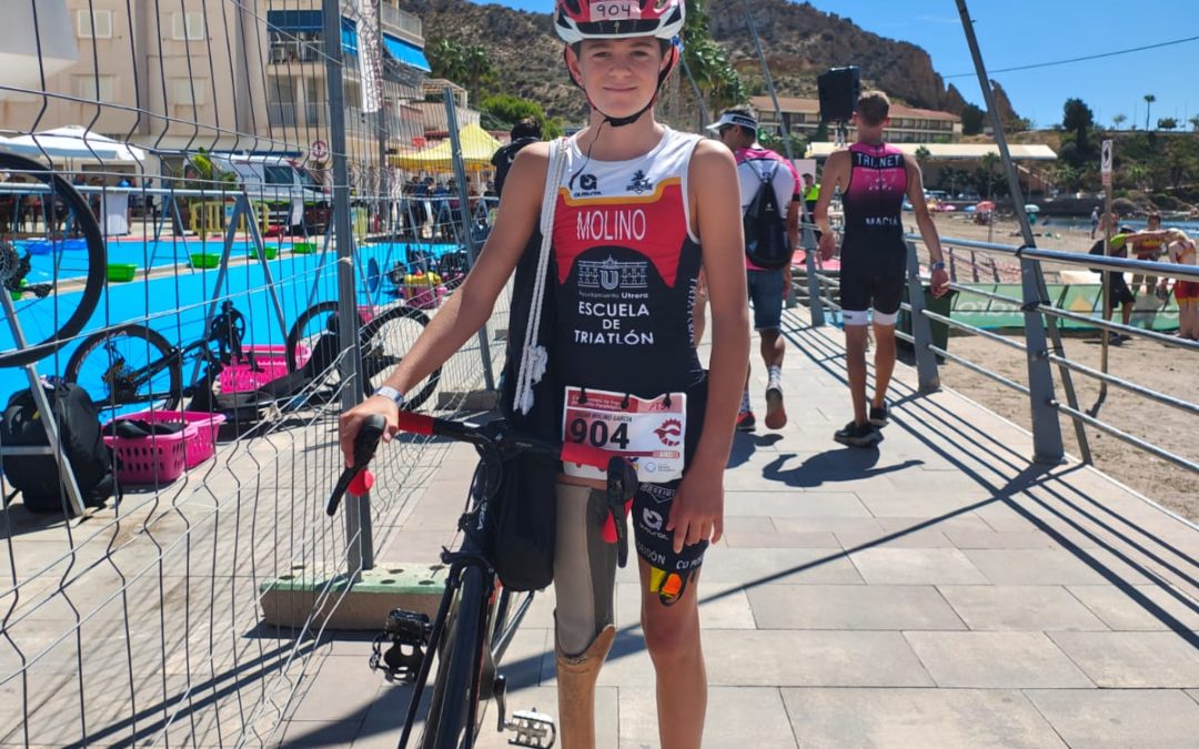 El joven utrerano del CD Poseidón Óscar Molino se lleva el oro en el Campeonato de España de Triatlón