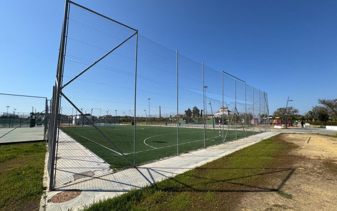 El Ayuntamiento de Utrera licita la reposición del césped artificial de las pistas deportivas del Parque V Centenario