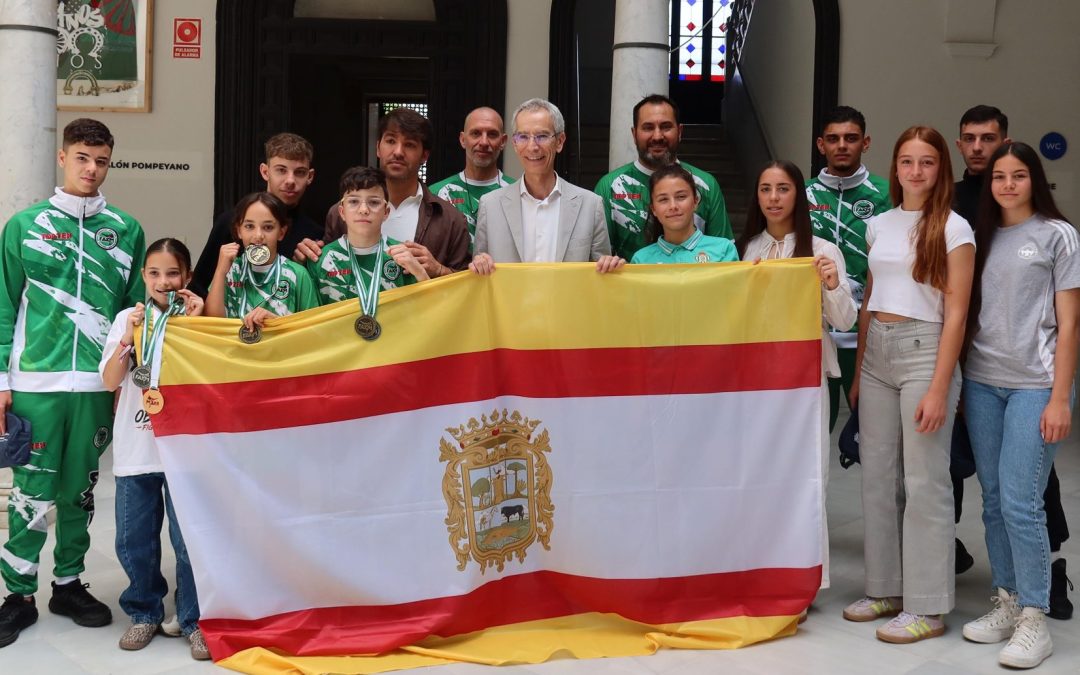 El alcalde recibe a deportistas utreranos campeones de Andalucía en Kick Boxing y fútbol femenino