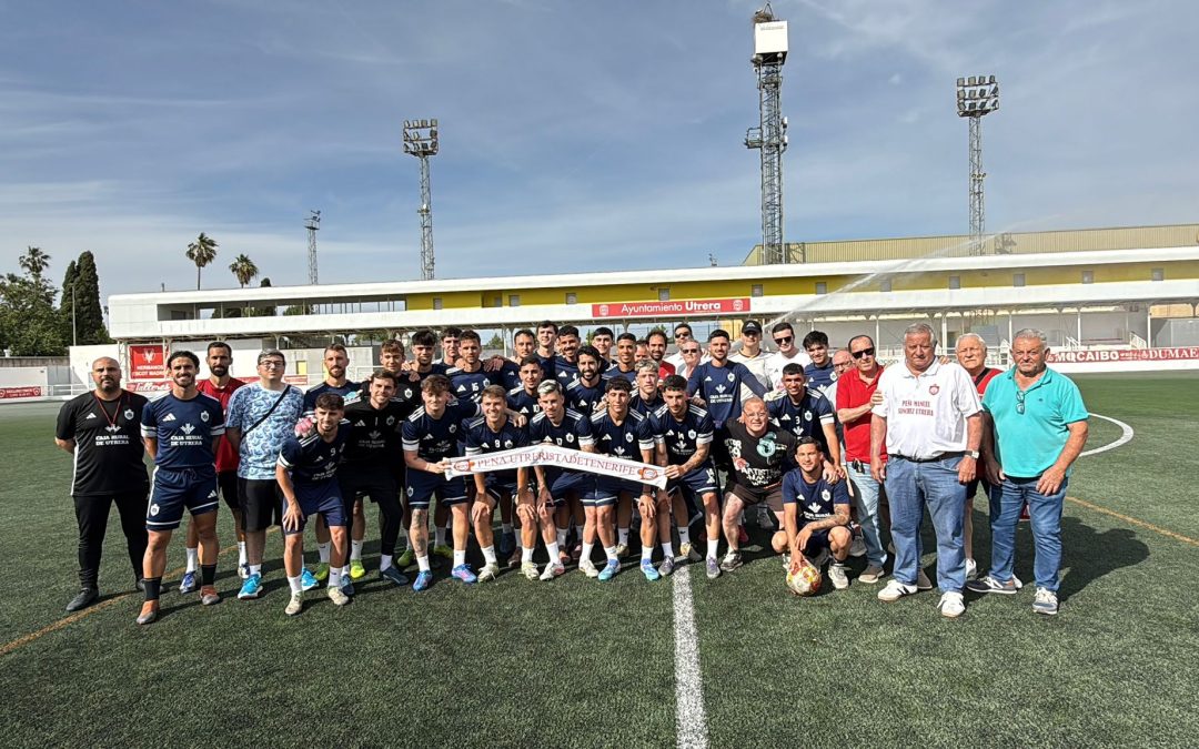 Los peñistas animan a los futbolistas del CD Utrera ante el transcendental partido del domingo