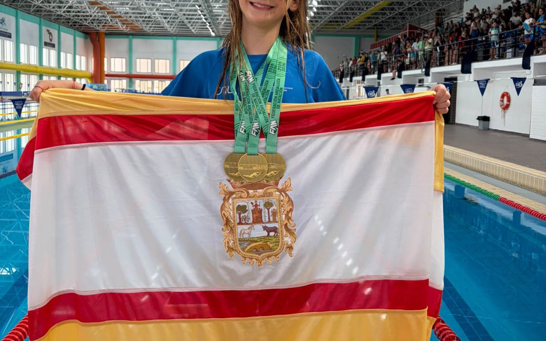 Edurne Ortiz, nadadora del Club Natación Utrera, se proclama triple campeona de Andalucía en Cádiz